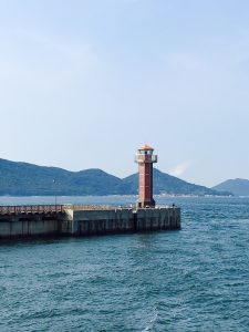 婚活の舞台にも　ロマンチックに光る「赤灯台」【香川県高松市　高松港玉藻防波堤灯台】