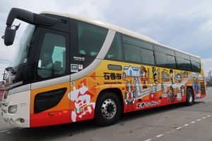 恋する灯台も登場　マンガの街・石巻の観光ラッピングバス【宮城県石巻市　大須埼灯台】