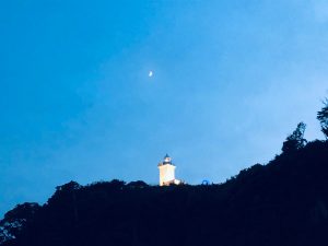 大須浜を賑わせる「恋する灯台」モニュメントとライトアップ【宮城県石巻市　大須埼灯台】