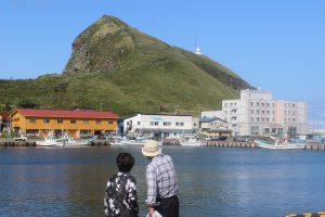 SNS拡散で大反響の「恋する灯台」と、プロポースにおすすめ「白い恋人の丘」【北海道利尻富士町　鴛泊灯台】