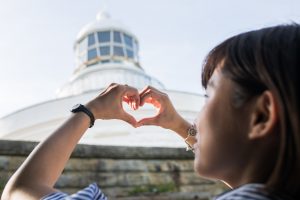 「えびすガール」がフォトジェニックな美保関の魅力を発信！【島根県松江市　美保関灯台】