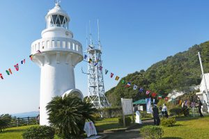 大パノラマの海を臨む歴史ある灯台が、看板デザインを一新してお披露目！【宮崎県日向市　細島灯台】