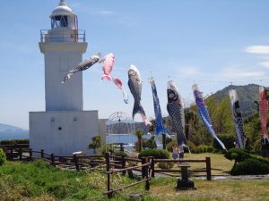 元気と癒しの心よ、届け！「恋する灯台」に掲げられた15匹の鯉のぼり【宮城県石巻市　大須埼灯台】