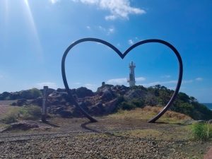 大きなハートのモニュメントで“映える”灯台写真を撮ろう【鹿児島県指宿市　薩摩長崎鼻灯台】