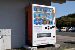 ここでしか買えない限定ステッカーも！灯台デザインのラッピング自販機【島根県出雲市　出雲日御碕灯台】
