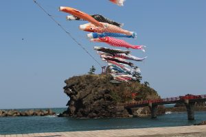 医療従事者への感謝を込めて！能生海岸の春の風物詩「こいのぼり」【新潟県糸魚川市 能生港灯台】