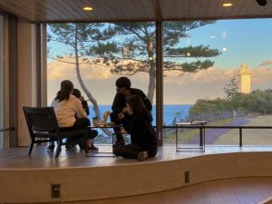 広々スペースでのんびり。地元名産の芋スイーツを楽しむ灯台カフェ【三重県志摩市　安乗埼灯台】
