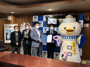 「野間埼灯台」はピンク髪の音楽家キャラクターに！『燈の守り人』キャラクター表敬訪問【愛知県美浜町　野間埼灯台】
