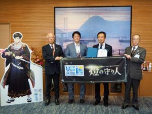 「角島灯台」は、剣の柄はフレネルレンズがモチーフ！『燈の守り人』キャラクター表敬訪問【山口県下関市　角島灯台】