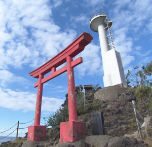 「弁天岩とそこに立つ灯台は、故郷の風景」廻船と信仰が育んだ海と灯台への愛着【新潟県糸魚川市　能生港灯台】
