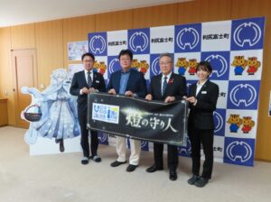 「鴛泊灯台」は雪をイメージした優しさ溢れる存在！『燈の守り人』キャラクター表敬訪問【北海道利尻富士町　鴛泊灯台】