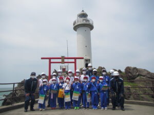 子どもたちも灯台に興味津々！酒田海上保安部「小学生灯台参観授業」を開催【山形県鶴岡市　鼠ヶ関灯台】