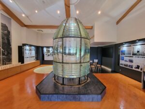 60年ぶりに里帰りした国内唯一の灯台レンズが一般公開！【北海道積丹町　神威岬灯台】