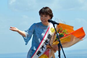 演歌歌手・水森かおりさん、細島灯台前で日向市観光大使委嘱式に出席【宮崎県日向市　細島灯台】