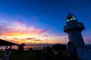 灯台が照らす海上から日の出を観賞し、夜はナイトハイクで陸から灯台を目指す一日【宮崎県日向市　細島灯台】